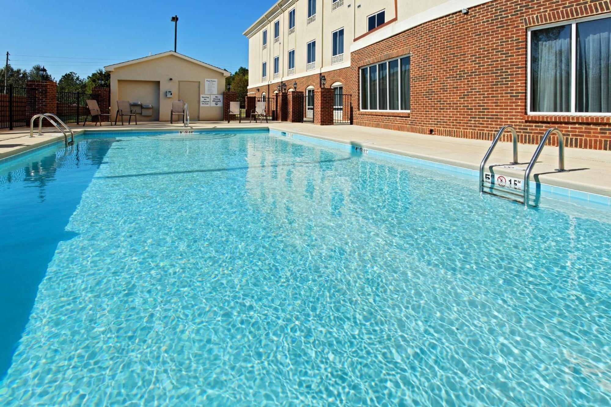 Holiday Inn Express Hotel & Suites Talladega By Ihg Bagian luar foto