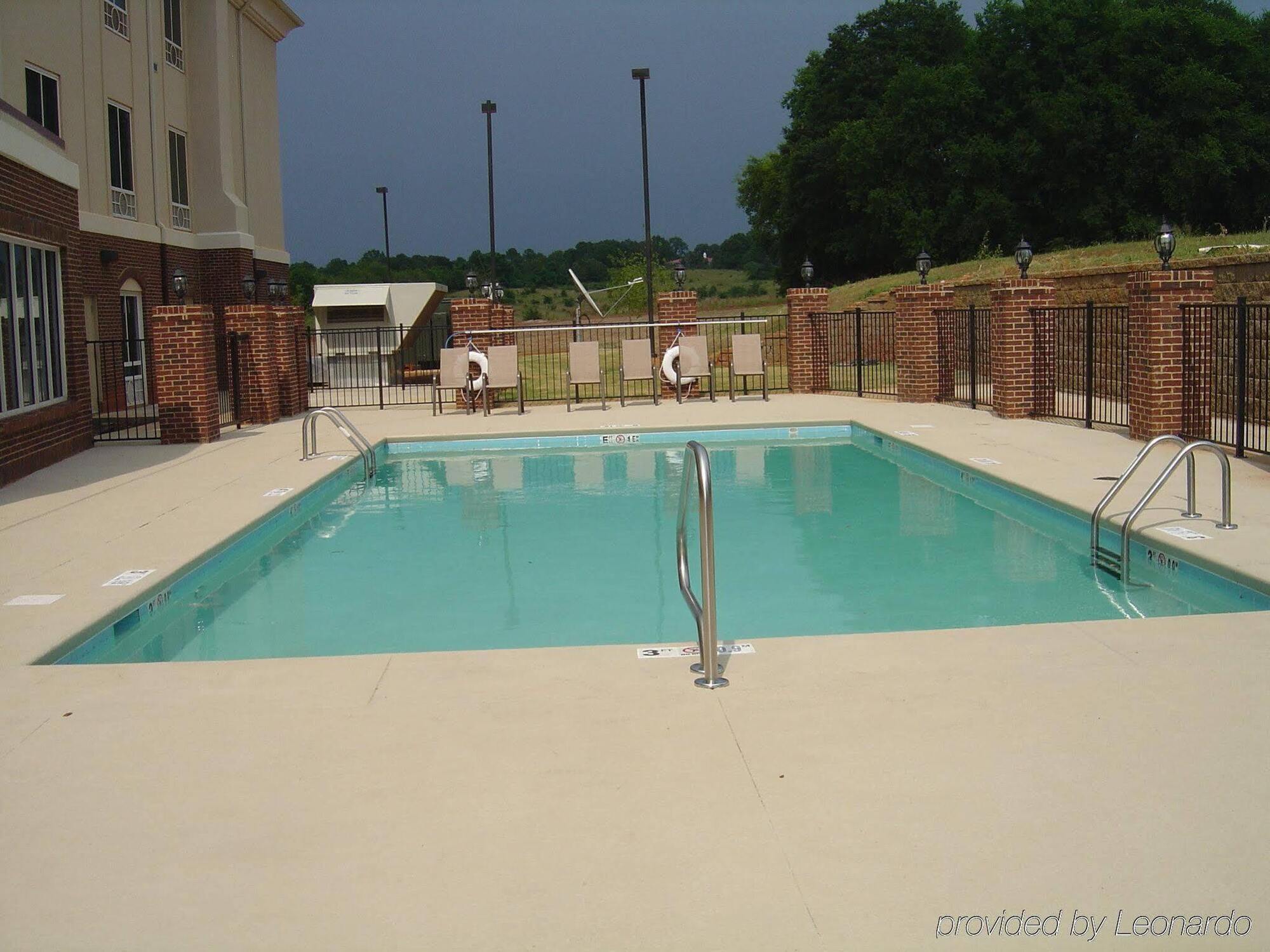 Holiday Inn Express Hotel & Suites Talladega By Ihg Bagian luar foto